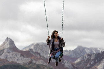 Joven columpi&aacute;ndose en Ria&ntilde;o (Mirador Alto Valcayo)