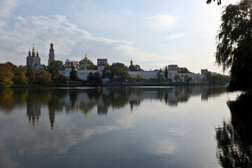 Obraz premium Russia, Moscow, Novodevichy Convent, reflection in the lake