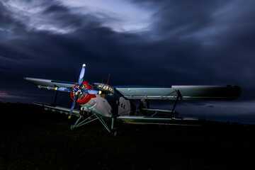 flugzeug doppeldecker oldtimer nachtsicht