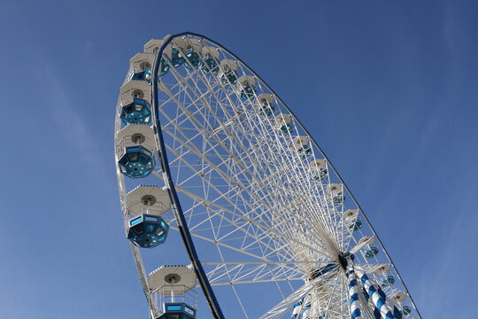 Une grande roue avec un ciel bleu