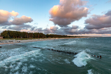 Zum Sonnenaufgang am Strand von Zingst an der Ostsee.