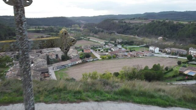 Vista a&eacute;rea de un peque&ntilde;o pueblo rural rodeado de campos y colinas, con casas y vegetaci&oacute;n visible, Orista, Catalunya