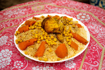Cous cous con pollo y verduras, plato tradicional Marroquí