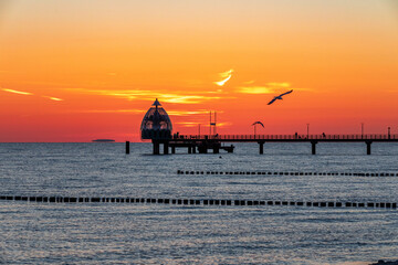 Zum Sonnenaufgang an der Seebrücke in Zingst.
