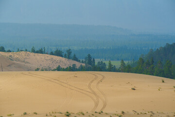 Obraz premium View of a sandy plateau surrounded by forest and mountains
