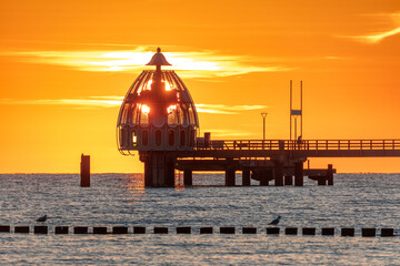 Zum Sonnenaufgang an der Seebrücke in Zingst.