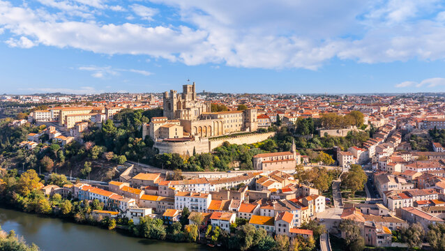 The old bridge and the Saint-Nazaire cathedral on the Orb in B&eacute;ziers, Occitanie, France