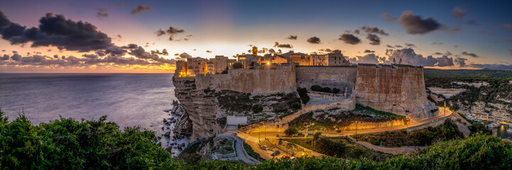 Obraz premium Panorama der Stadt Bonifacio auf Korsika