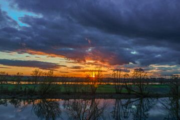Sonnenuntergang über der niederbayerischen Donau
