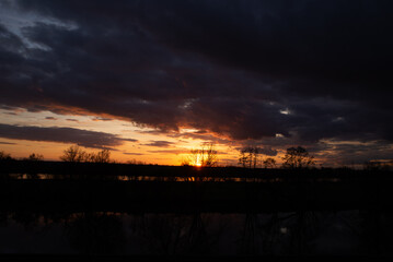 Obraz premium Sonnenuntergang über der niederbayerischen Donau