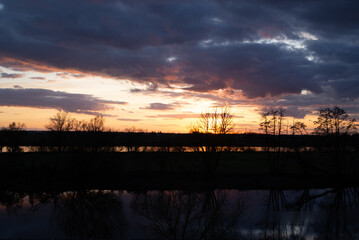 Fototapeta premium Sonnenuntergang über der niederbayerischen Donau