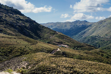Vale serra parque nacional Gerês. Entre o vale se varios trilhos utilizados por pastores de ovelhas.