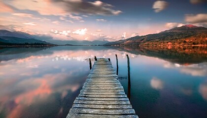 Obraz premium Un pequeño embarcadero de madera, en medio de un lago de aguas tranquilas 