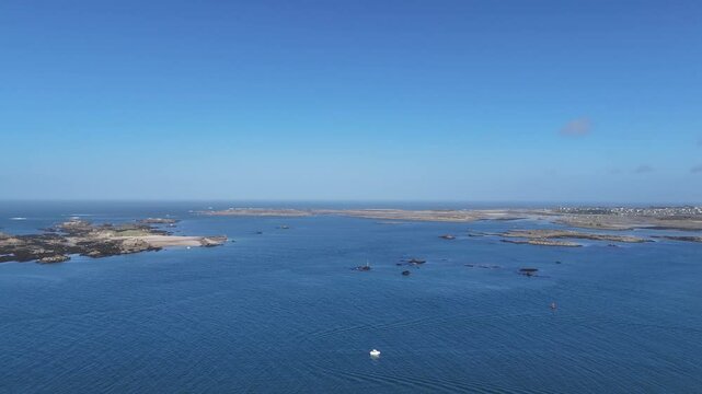 Vid&eacute;os en drone de l'&icirc;le Milliau, situ&eacute;e sur la c&ocirc;te de granit rose en Bretagne. Ces vues a&eacute;riennes capturent la beaut&eacute; sauvage de l'&icirc;le, entour&eacute;e d&rsquo;eaux turquoise et parsem&eacute;e de rochers de granit aux