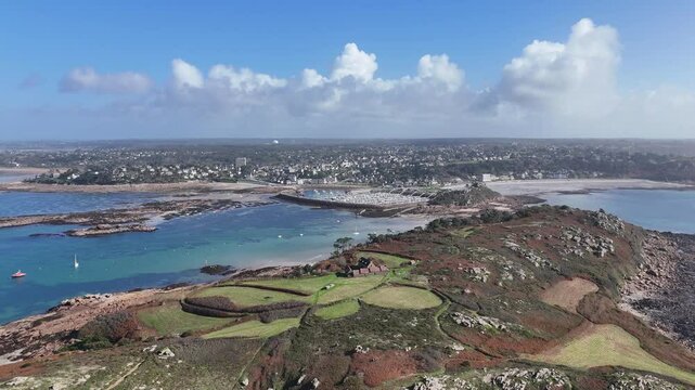 Vid&eacute;os en drone de l'&icirc;le Milliau, situ&eacute;e sur la c&ocirc;te de granit rose en Bretagne. Ces vues a&eacute;riennes capturent la beaut&eacute; sauvage de l'&icirc;le.