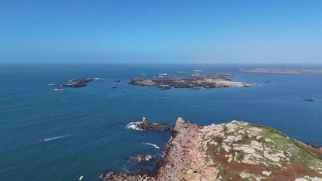 Vid&eacute;os en drone de l'&icirc;le Milliau, situ&eacute;e sur la c&ocirc;te de granit rose en Bretagne. Ces vues a&eacute;riennes capturent la beaut&eacute; sauvage de l'&icirc;le.