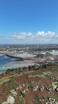 Vid&eacute;os en drone de l'&icirc;le Milliau, situ&eacute;e sur la c&ocirc;te de granit rose en Bretagne. Ces vues a&eacute;riennes capturent la beaut&eacute; sauvage de l'&icirc;le.