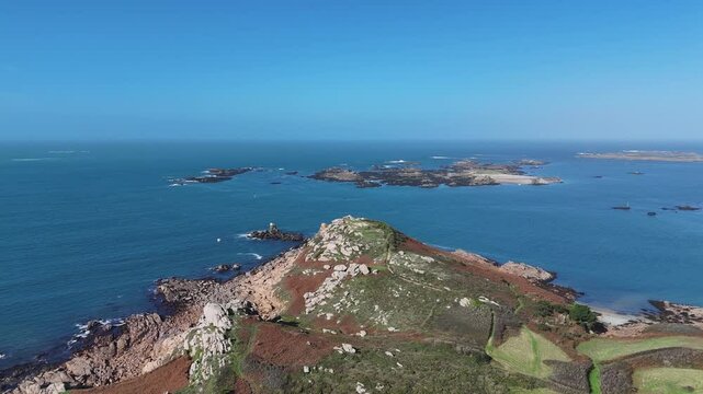Vid&eacute;os en drone de l'&icirc;le Milliau, situ&eacute;e sur la c&ocirc;te de granit rose en Bretagne. Ces vues a&eacute;riennes capturent la beaut&eacute; sauvage de l'&icirc;le.