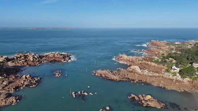 Vid&eacute;os en drone de la c&ocirc;te de granit rose &agrave; Ploumanac'h, en Bretagne. Ces vues a&eacute;riennes montrent les formations rocheuses aux teintes ros&eacute;es, sculpt&eacute;es par le vent et les vagues, offrant un spectacle