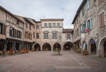Obraz premium Vieille place médiévale du village de Castelnau de Montmirail (Tarn)