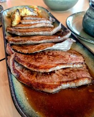 Detalhe de travessa de loiça com carne de picanha com bom aspeto. Refeição saudável.