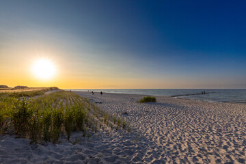 Zum Sonnenuntergang am Strand von Zingst an der Ostsee.