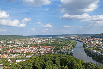 Luftaufnahme der an der Donau gelegenen bayerischen Stadt Kelheim, Deutschland