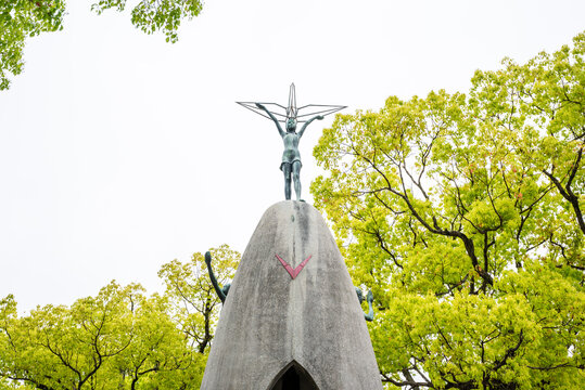 原爆の子の像」の写真素材 | 144件の無料イラスト画像 | Adobe Stock