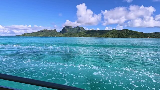 船に乗って海上から見るボラボラ島の景色