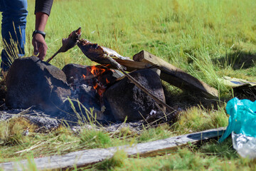 Cooking fish outdoors, Cocinando pescado al aire libre