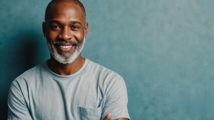Fototapeta premium Homem negro sorrindo vestindo camiseta azul