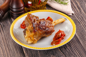 Baked lamb shank with vegetables