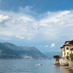 Naklejka premium A Cloudy Day on Lake Como