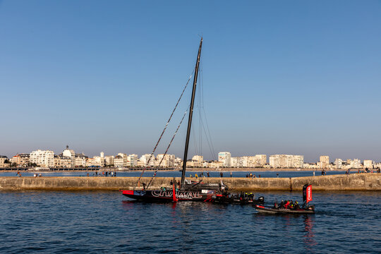 Bateau "Charal" du skipper Fran&ccedil;ais J&eacute;r&eacute;mie Beyou en pr&eacute;paration pour le Vend&eacute;e Globe 2024 le 31 Octobre 2024 aux Sables d'Olonne, Vend&eacute;e