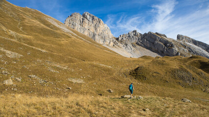 Obraz premium Randonneur au-dessus du lac de Peyre dans la chaîne du Bargis du massif des Bornes en Haute Savoie, vue sur la Pointe de Balafrasse
