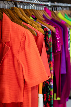 Cabides pendurados com blusas femininas. Exposi&ccedil;&atilde;o de roupas.
