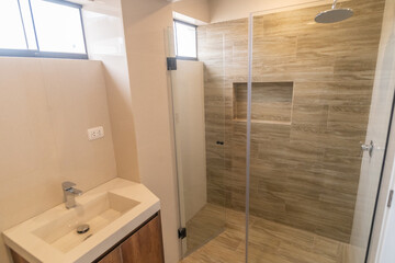 baño de departamento completo con indoro, lavabo y acabados de loza