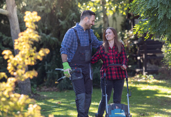 Obraz premium Man and woman taking care of garden in autumn time