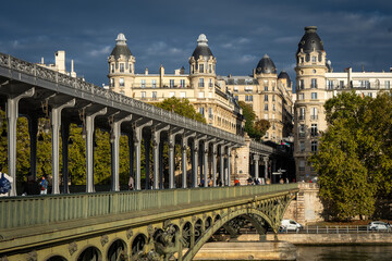Obraz premium Apartment buildings and other architecture in Paris, France