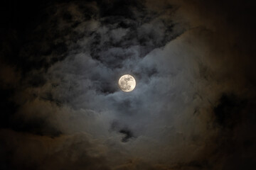 Luna y nubes