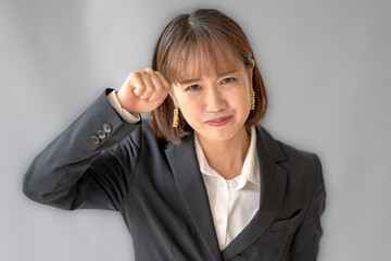 睨むビジネスウーマン
