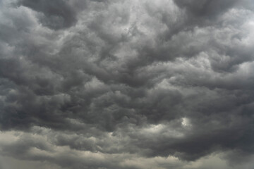Cielo Dramático con muchas nubes de Tormenta Oscuras y Pesadas