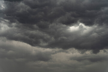 Espesa formación de Nubes de Tormenta en el Cielo Oscuro y Amenazante