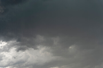 Nubes de Tormenta con Relámpagos en el Cielo Dramático y espeso