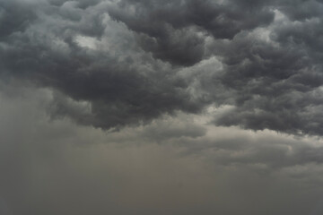 Impactante Tormenta con Nubes Oscuras creándose rápidamente