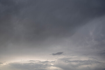 Atmósfera de Tormenta con Nubes de Lluvia espesa