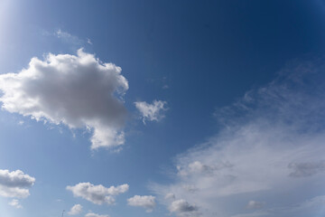Paisaje de Ensueño: Cielo Azul y Nubes Blancas