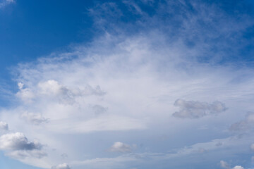 Hermosa Vista: Cielo Azul Despejado con Nubes Blancas