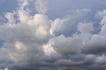 Cielo Impresionante con Nubes de Tormenta 