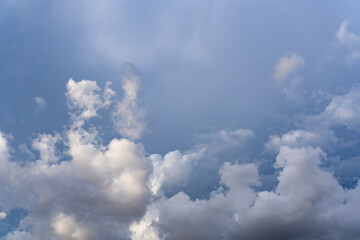 Escenario de Paz: Nubes Blancas en un Cielo Azul
